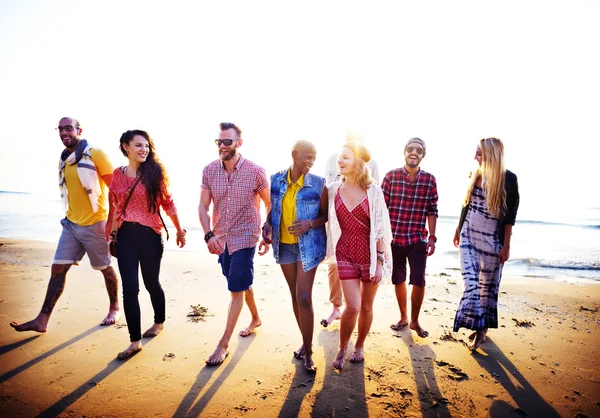Boldog barátok szórakozás a strandon — Stock Fotó