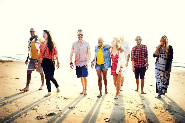 Gelukkig vrienden hebben plezier op het strand — Stockfoto