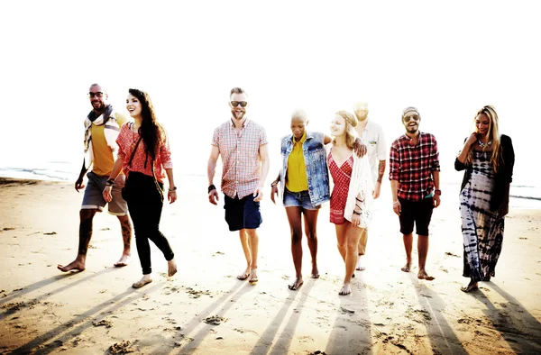 Happy friends having fun on the beach — Stock Photo, Image