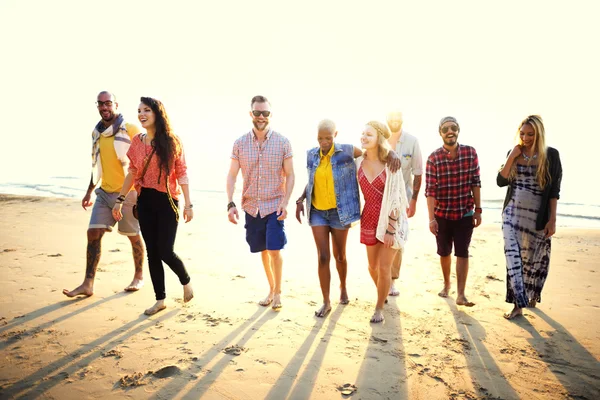 Amigos felices divirtiéndose en la playa —  Fotos de Stock
