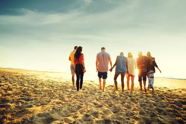 Glada vänner som har roligt på stranden — Stockfoto