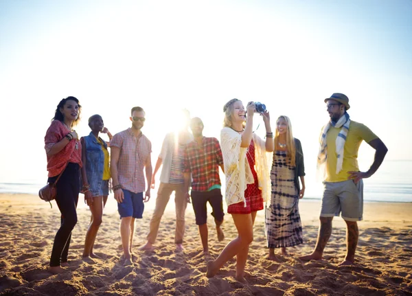 Amici felici divertirsi sulla spiaggia — Foto Stock