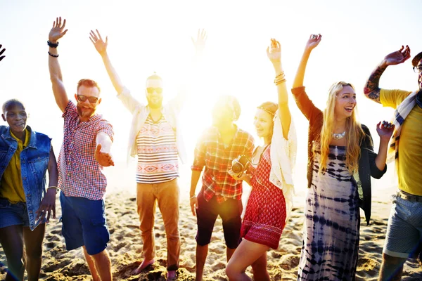 Gelukkig vrienden hebben plezier op het strand — Stockfoto