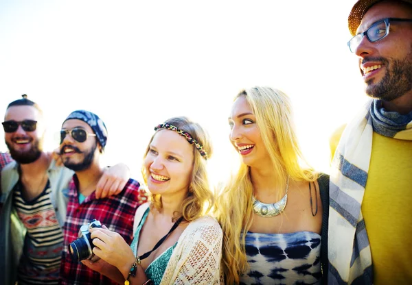 Amigos felizes se divertindo na praia — Fotografia de Stock