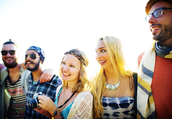 Amigos felizes se divertindo na praia — Fotografia de Stock