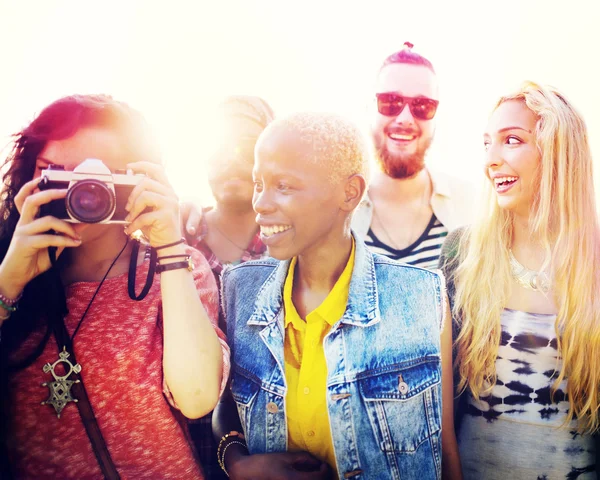 Glückliche Freunde, die Spaß am Strand haben — Stockfoto