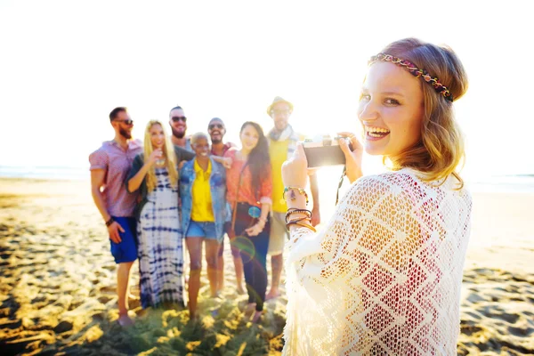 Amigos felizes são fotografados na praia — Fotografia de Stock