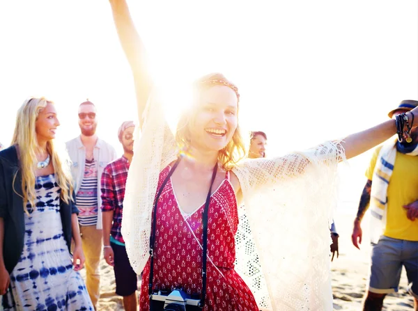 Amis heureux s'amuser sur la plage — Photo