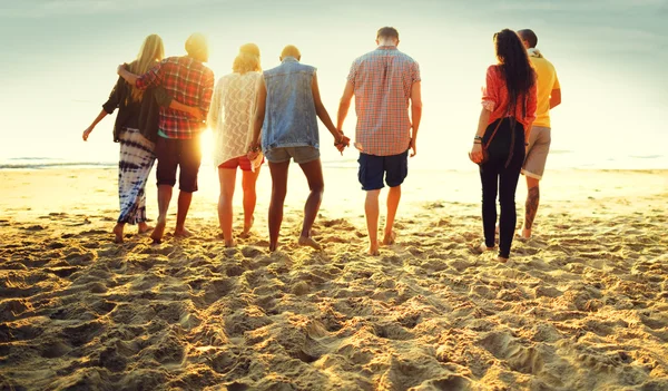 Happy friends having fun on the beach — Stock Photo, Image