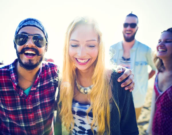 Amigos felizes se divertindo na praia — Fotografia de Stock