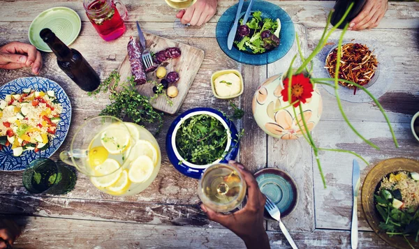 Yiyecek ve içecek masada — Stok fotoğraf