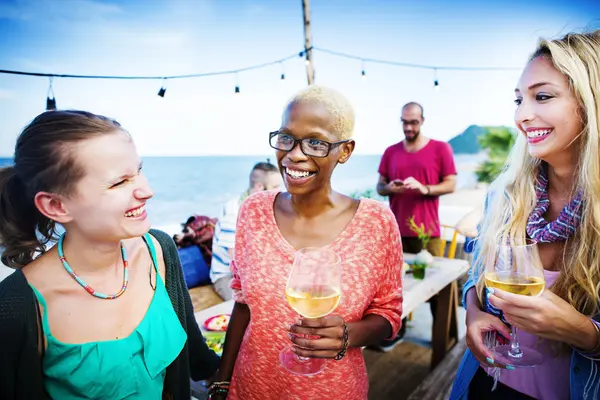 Amis traînant à la fête en plein air — Photo