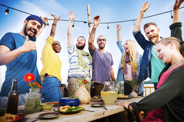 Fröhliche Freunde hängen auf der Beachparty ab — Stockfoto