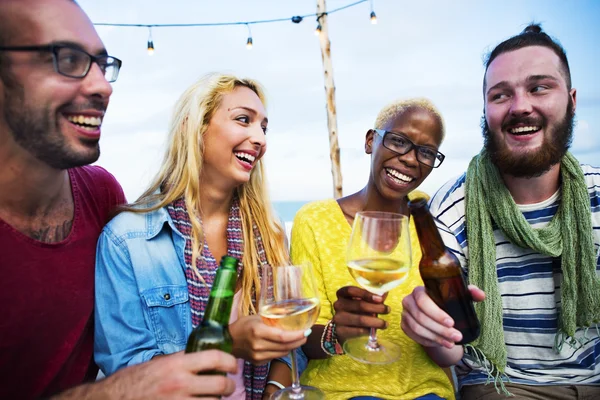 Vrolijke vrienden opknoping op de beach party — Stockfoto