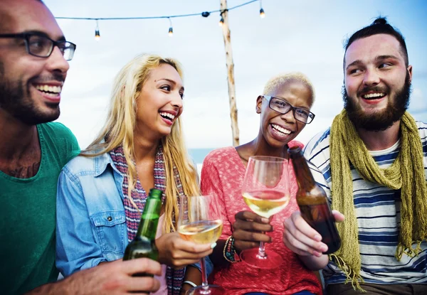 Vrolijke vrienden opknoping op de beach party — Stockfoto