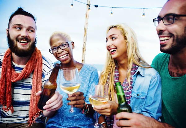 Vrolijke vrienden opknoping op de beach party — Stockfoto