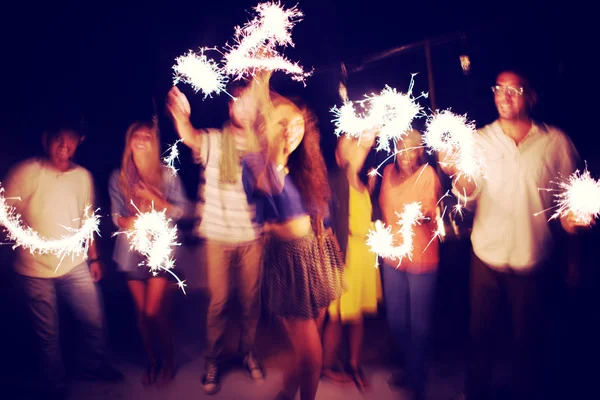 Amis joyeux traîner sur la fête de la plage — Photo