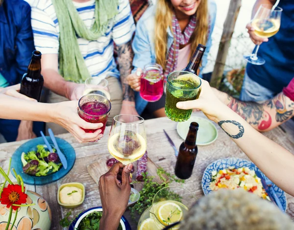 Vrolijke vrienden opknoping op de beach party — Stockfoto