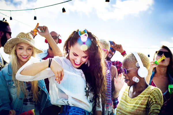 Tonåringar vänner på Beach Party Concept — Stockfoto