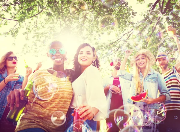 Adolescents amis à la plage Party Concept — Photo