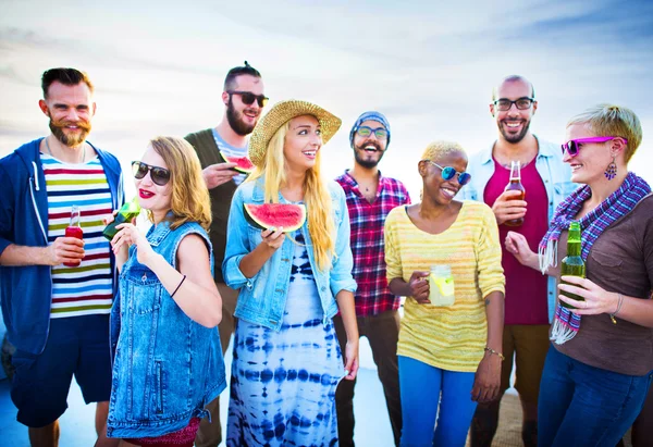 Tonåringar vänner på Beach Party Concept — Stockfoto