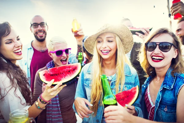 Adolescents amis à la plage Party Concept — Photo