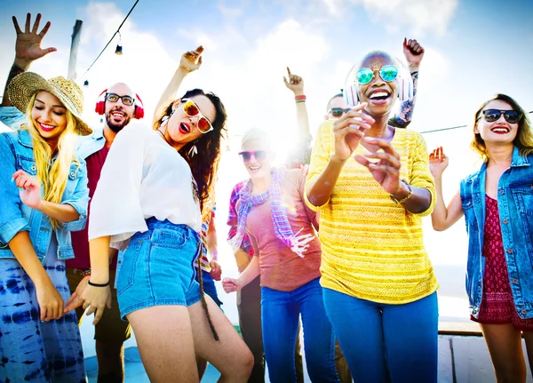 Tonåringar vänner på Beach Party Concept — Stockfoto