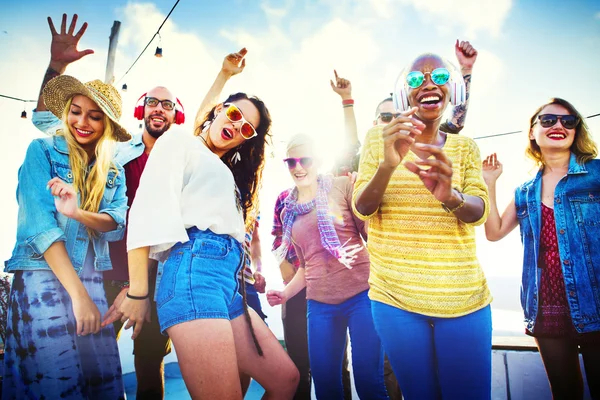 Amigos adolescentes no conceito de festa de praia — Fotografia de Stock