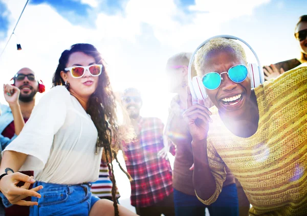 Amigos adolescentes no conceito de festa de praia — Fotografia de Stock