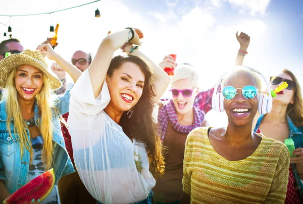 Tonåringar vänner på Beach Party Concept — Stockfoto