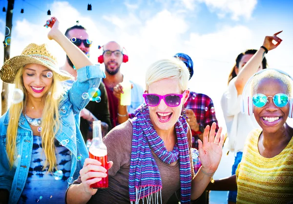 Tieners vrienden bij Beach Party Concept — Stockfoto