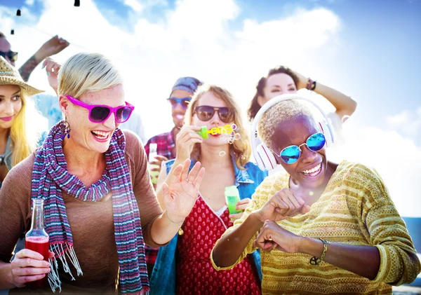 Tieners vrienden bij Beach Party Concept — Stockfoto