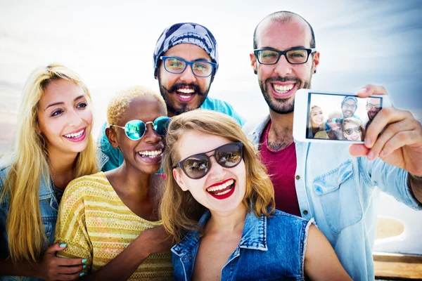 Amigos no Conceito de férias na praia — Fotografia de Stock