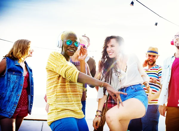 Amigos celebrando no conceito de festa — Fotografia de Stock