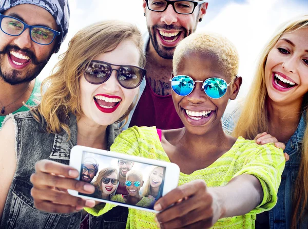 Diverse Freunde verbinden sich mit Smartphone-Konzept — Stockfoto