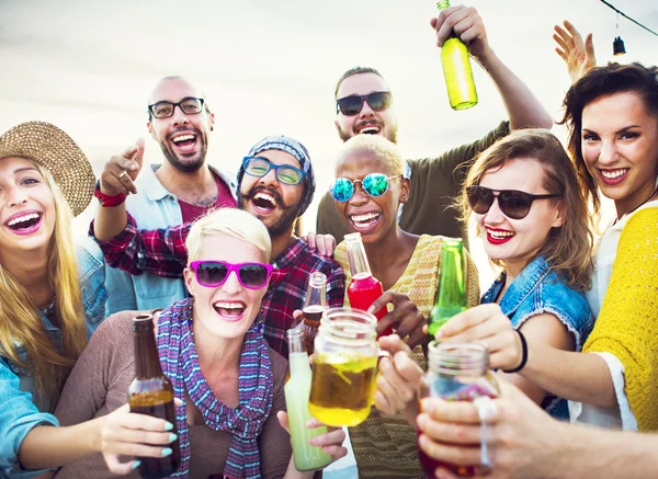 Vänner firar på Party konceptet — Stockfoto