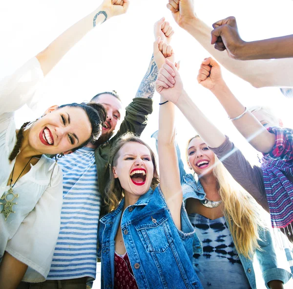 Freunde hängen gemeinsam im Freien herum — Stockfoto