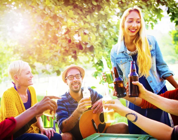 Vrienden vieren partij picknick Concept — Stockfoto