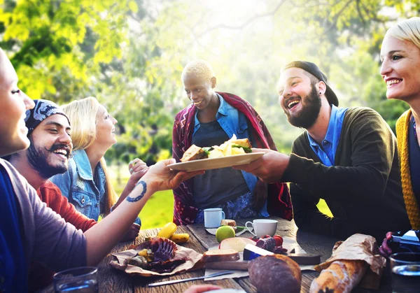 Vrienden vieren partij picknick Concept — Stockfoto