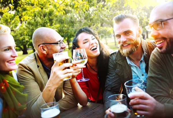 Vrienden opknoping drinken Concept — Stockfoto