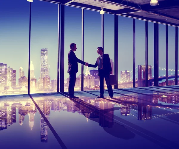 Geschäftsleute Handschlag Büro — Stockfoto