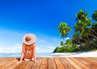 Sunny Beach kavramı rahatlatıcı kadın