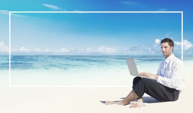 İşadamı çalışma yaz plaj