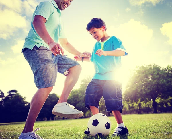 Baba oğul futbol oynarken — Stok fotoğraf