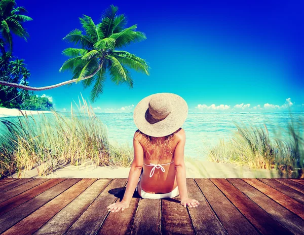 Mulher Relaxante Sunny Beach Concept — Fotografia de Stock