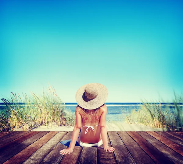 Frau entspannen sonnigen Strand Konzept — Stockfoto