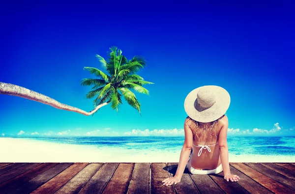 Femeie Relaxing Sunny Beach Concept — Fotografie, imagine de stoc