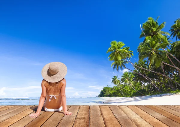 Жінка розслабляючий сонячному пляжі концепції — стокове фото