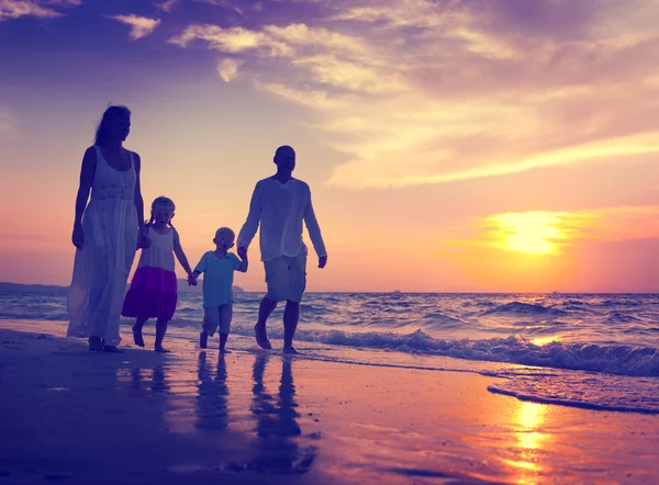 Tramonto sulla spiaggia a piedi in famiglia — Foto Stock