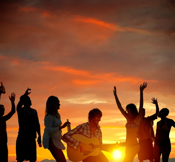 İnsanlar Beach parti yaz konsepti — Stok fotoğraf